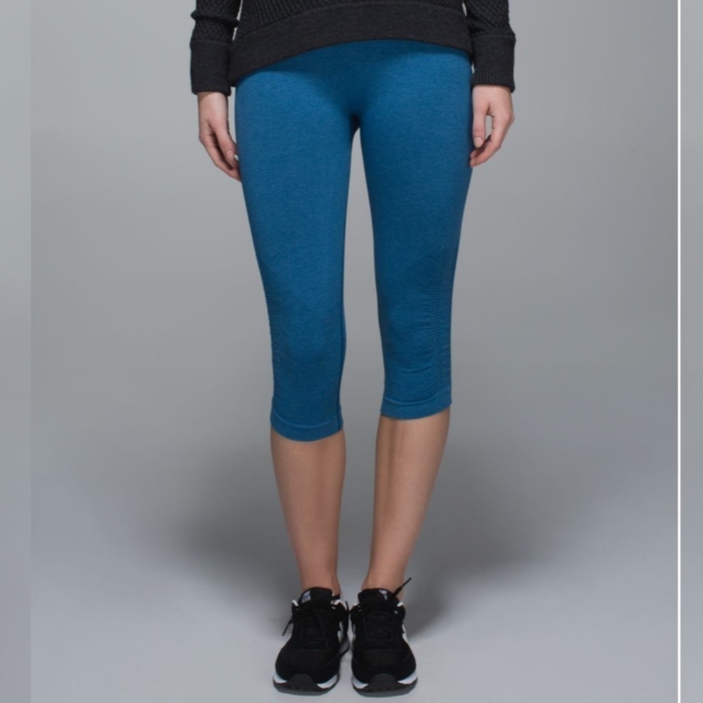 Lululemon In The Flow Crop II in Heathered Jet Set Blue size 6 - Picture 10 of 10